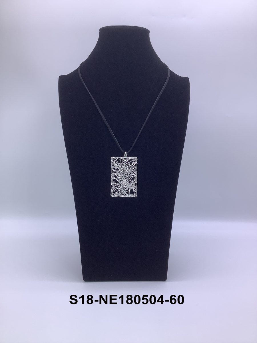 Collares 4 pcs plateados / 4 pcs dorados /4 pcs negros